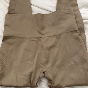 SET ACTIVE SAND HIGH WAISTED LEGGINGS